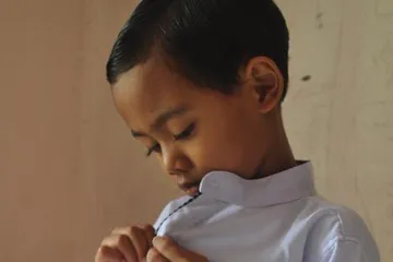 ilustrasi anak berpakaian sendiri di usia balita