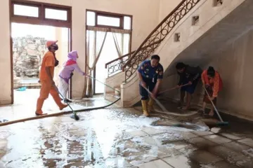 Proses pembersihan rumah mewah Ibu Eny dan Tiko.