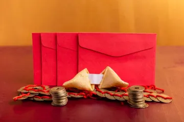 Tips hemat mengelola keuangan pribadi jelang Tahun Baru Imlek 2023.