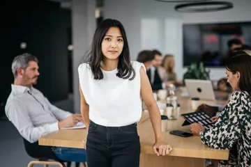 Beban dan tantangan perempuan masa kini, di rumah dan di tempat kerja.