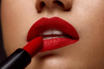 Rekomendasi lipstik merah untuk dipakai saat rayakan Imlek 2023. 