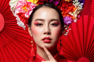 Inspirasi makeup serba merah yang cocok untuk Imlek 2023.