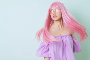Tips merawat rambut berwarna agar tidak patah menurut dokter.