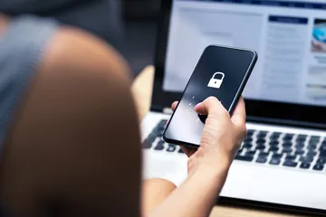 Tips mengamankan data perbankan dari risiko penipuan pakai file APK yang marak di WhatsApp.