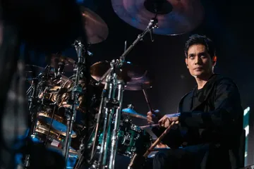 Tyo Nugros, drummer Dewa 19 yang viral karena awet muda. Ini rahasianya.