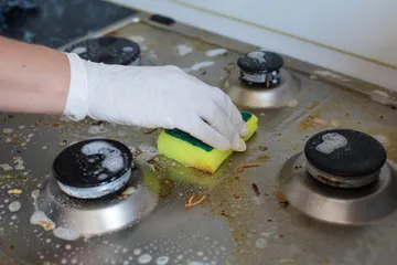 Cara membersihkan kompor setelah digunakan memasak sajian Lebaran.