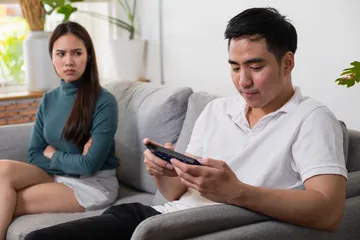 Penggunaan internet dapat berdampak pada keintiman hubungan suami istri.