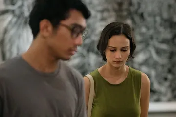 Cara Lutesha bangun kedekatan dengan Daffa Wardhana di film Panduan Mempersiapkan Perpisahan.