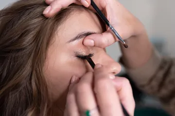 Tips membuat winged eyeliner untuk makeup Lebaran 2023