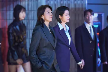 Gaya modis Kim Hee Ae pakai blazer hitam di sinopsis series Queenmaker.