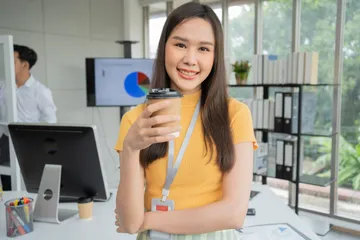 Outfit ke kantor kasual ala karyawan startup