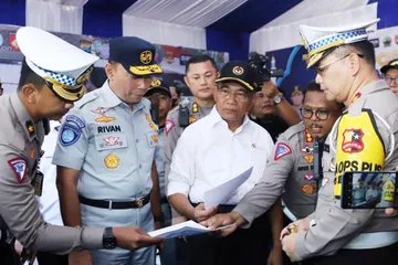 Dirut Jasa Raharja bersama Menko PMK dan Karkolantas Polri menggelar pelepasan titik awal one way arus balik Lebaran 2023 di Gerbang Tol Kalikangkung, Senin (24/04/2023).
