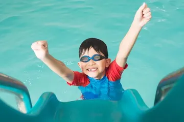 Tips aman anak renang di kolam.