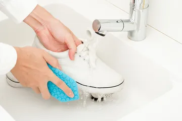 Cara menghilangkan bau tak sedap di sepatu.