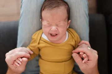 ilustrasi alasan bayi menangis saat bersama orang asing