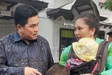 Viral di TikTok, Driver Ojol Perempuan Ajak Anak Ngojek.
