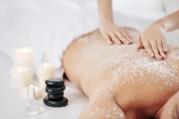 Rekomendasi pemakaian scrub agar kulit bersih maksimal.