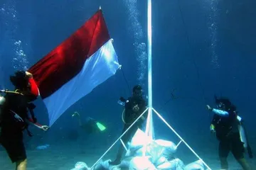 Ilustrasi pengibaran bendera merah putih di bawah air