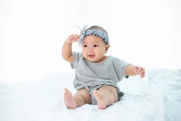Milestone Bayi Usia 6-12 bulan, Mulai Bisa Merangkak hingga Berjalan