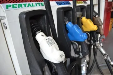 Nozzle bensin Pertalite dan Pertamax di SPBU Pertamina. Ilustrasi tips cek BBM biar irit.