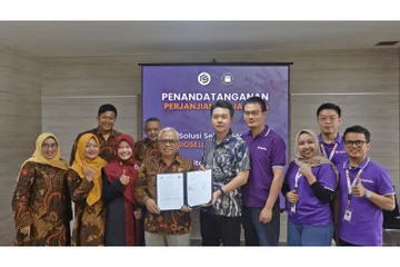 Dekan Fakultas Teknik Unisba Dr. Ir. M. Satori,MT, IPU (kanan) dan Direktur BigSeller Indonesia Alan Zhang (kiri) usai Penandatanganan Perjanjian Kerjasama BigSeller Indonesia dengan Universitas Islam Bandung di Bandung, Rabu (20/9/2023)