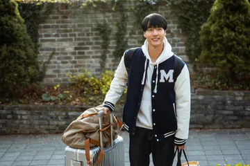 Ilustrasi cara promosi ide usaha jasa les privat seperti Lee Won Jun (Yang Se Jong) di series Doona!