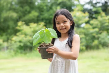 Manfaat mengajarkan anak berkebun, salah satunya memupuk kecintaan pada tanaman.