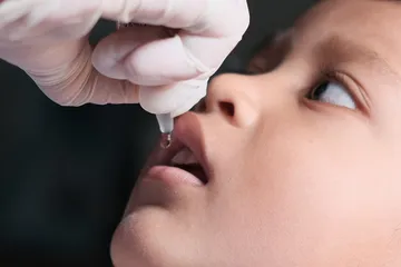 Dua jenis vaksin polio untuk mencegah polio pada anak.