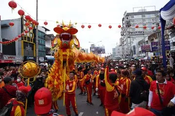 Pawai naga pada Festival Cap Go Meh di Pontianak tahun 2023.  