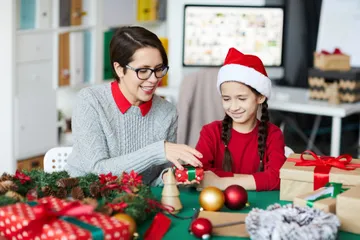 Berbagi dengan Sesama, Ini 6 Ide Merayakan Natal Bareng Anak