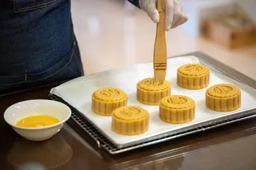 Proses pembuatan kue bulan sebagai ide hidangan kue untuk merayakan imlek.