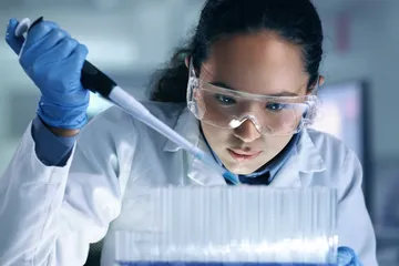 Perempuan berkarier di bidang bioteknologi.