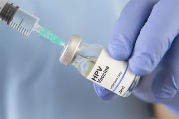 Vaksin HPV untuk mencegah kanker serviks pada perempuan.
