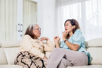 Ilustrasi topik obrolan dengan calon ibu mertua