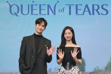 Kim Ji Won dan Kim Soo Hyun di konferensi pers drakor Queen of Tears            