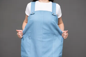 Perempuan kurus yang menggunakan baju oversized.
