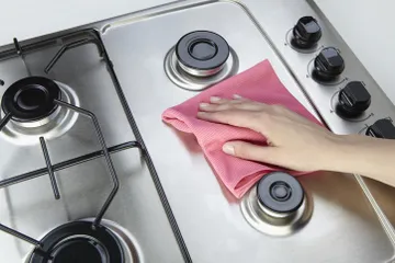 Tips mencuci lap dapur yang kotor dan berbau.