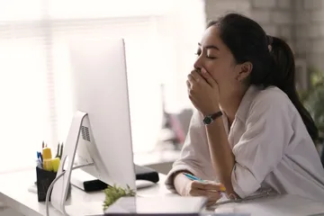 Perempuan yang sering mengantuk di siang hari.