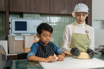 Mengajari anak membuka ide usaha sejak dini.