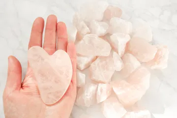 Alasan gua sha tidak boleh dipakai pada kulit yang berjerawat.