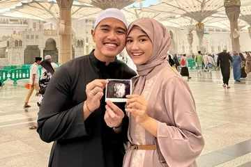 Erina Gudono hamil anak pertama.