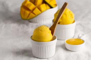 Cara membuat es krim mangga rumahan.