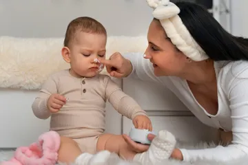 Tips memakaikan sunscreen pada bayi dan balita.