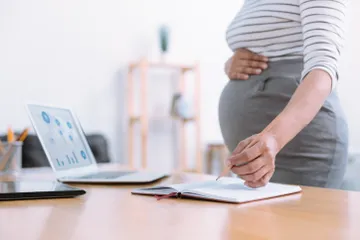 Ada tips tidak malas ke kantor saat hamil dan tetap aktif.
