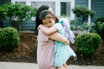 Hari Memeluk Anak Sedunia, ini manfaat berpelukan dengan anak.