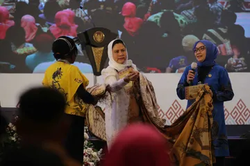 Pemerintah mendorong peningkatan UMKM Papua lewat seni kriya agar bisa berdaya saing.