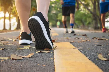 Olahraga ringan tapi efektif, ini manfaat jalan sehat bagi kesehatan tubuh.