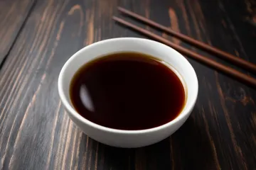 Membuat saus teriyaki homemade.