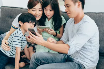Tips menerapkan digital parenting pada generasi alpha.