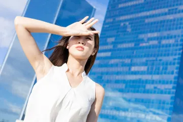 Tips outfit ke kantor saat cuaca panas. Seperti apa?